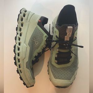 On Cloud mint and black Womens 8.5